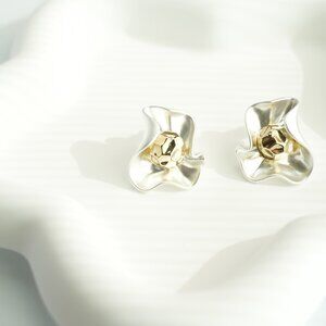 Sparkling flower shaped studs